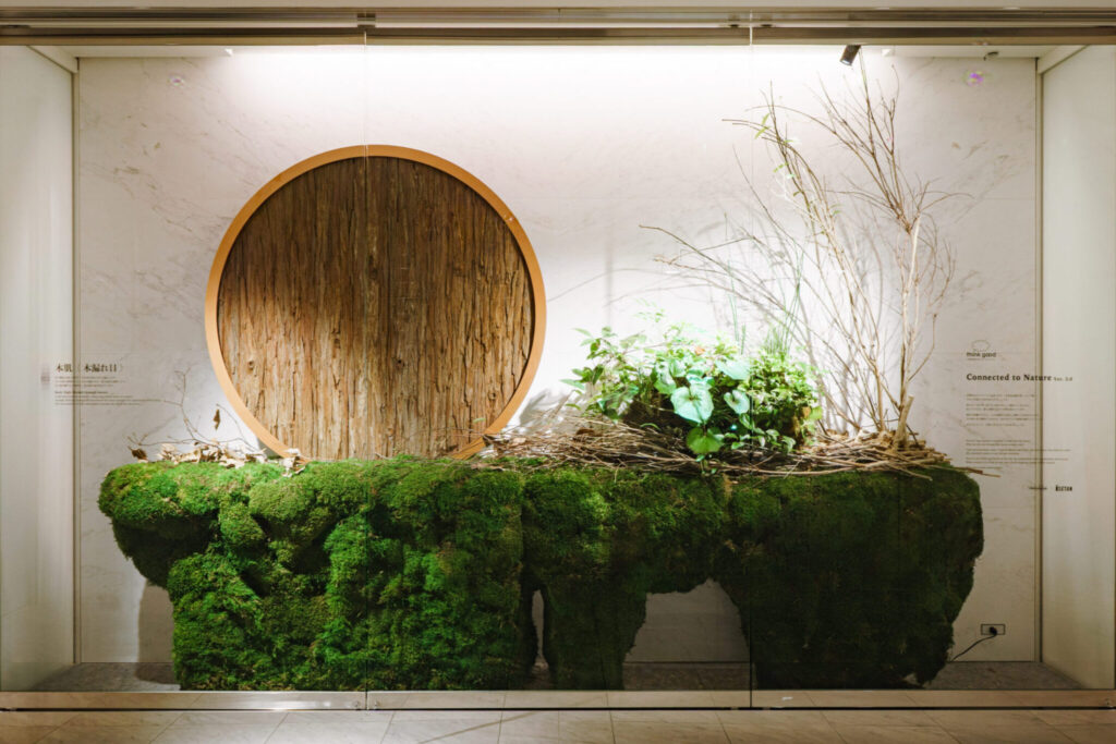 苔に覆われた台と丸い木の意匠で自然を表現したディスプレイ(伊勢丹新宿店 Museum Cube ver3.0)